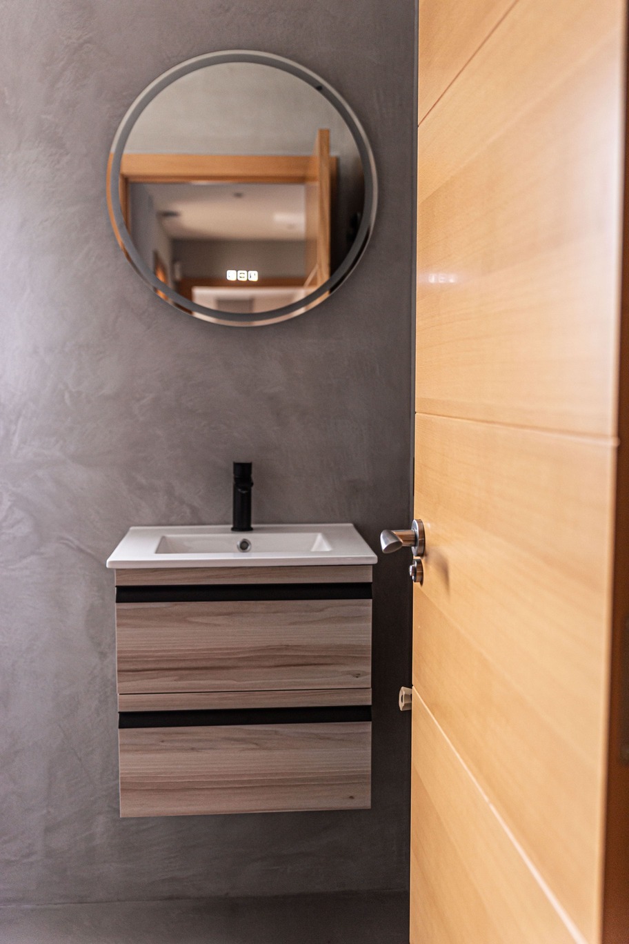 Zona de almacenamiento con muebles personalizados en la reforma de una cocina moderna en Granollers.